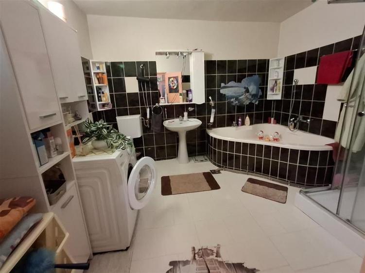 Casa cu doua apartamente garaj pivnita in Cisnadie - 6