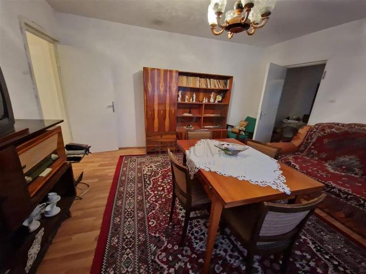 Apartament cu 3 camere semidecomandat, mobilat în Girocului