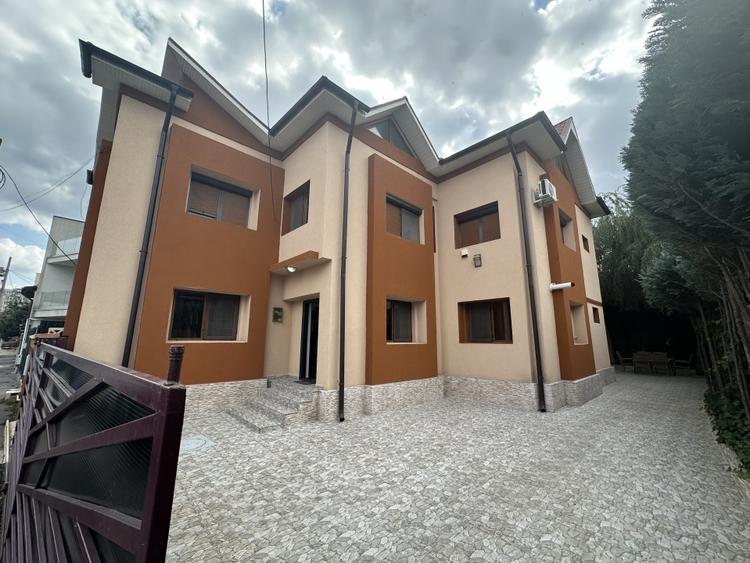 Vila individuala de vanzare cu 8 camere in zona 13 Septembrie - 1