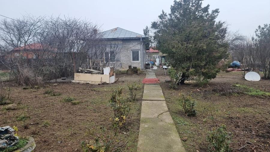 Casă cu 5 camere cu Teren 2800 Mp în Nuci