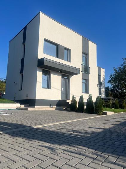 Casă cu 4 camere în Exterior Vest