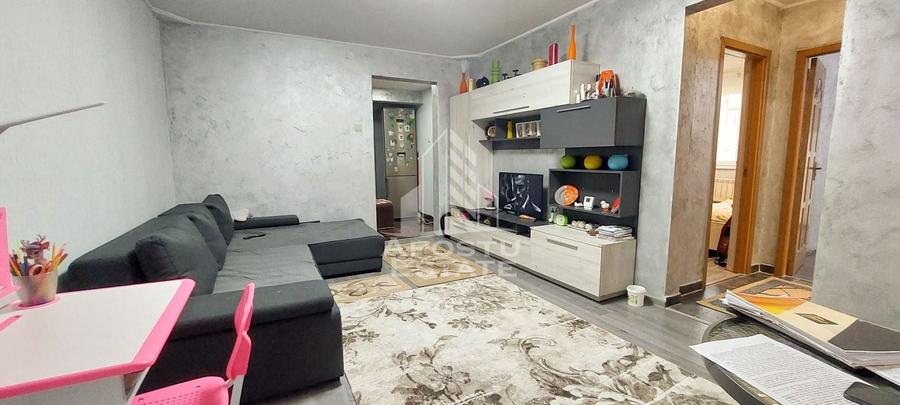 Apartament cu 3 camere semidecomandat, mobilat în Micro 4