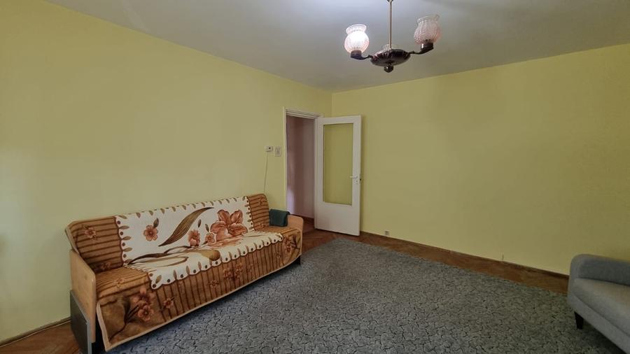 Apartament cu 3 camere decomandat în Micro 16