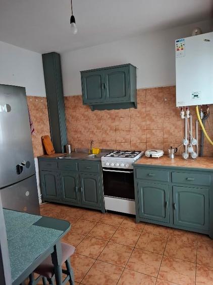 Apartament cu 3 camere semidecomandat, mobilat în Tătărași