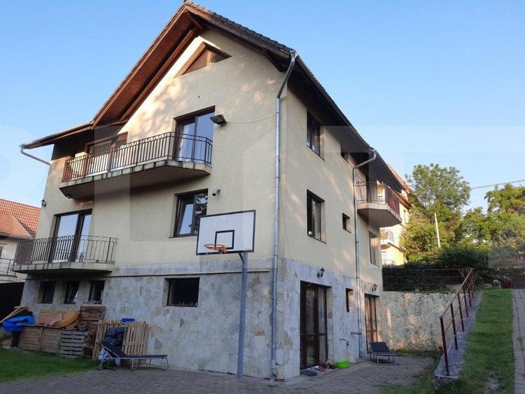 Casă individuală cu 10 camere cu Garaj în Andrei Mureșanu