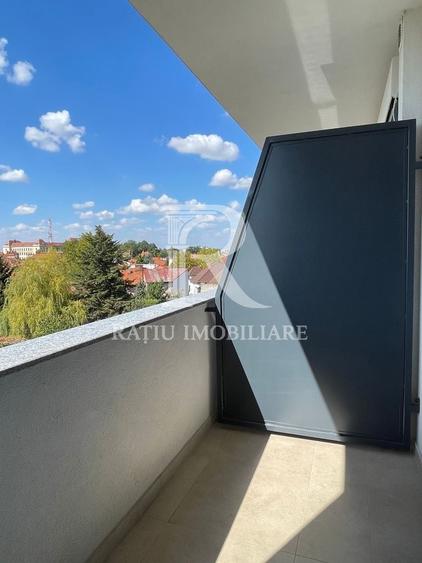 Apartament cu 3 camere semidecomandat, mobilat în Central