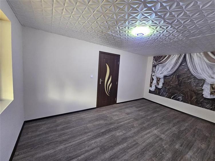 Casă individuală cu 6 camere cu Teren 887 Mp în Est