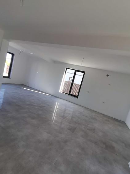 Casă cu 4 camere în Noua