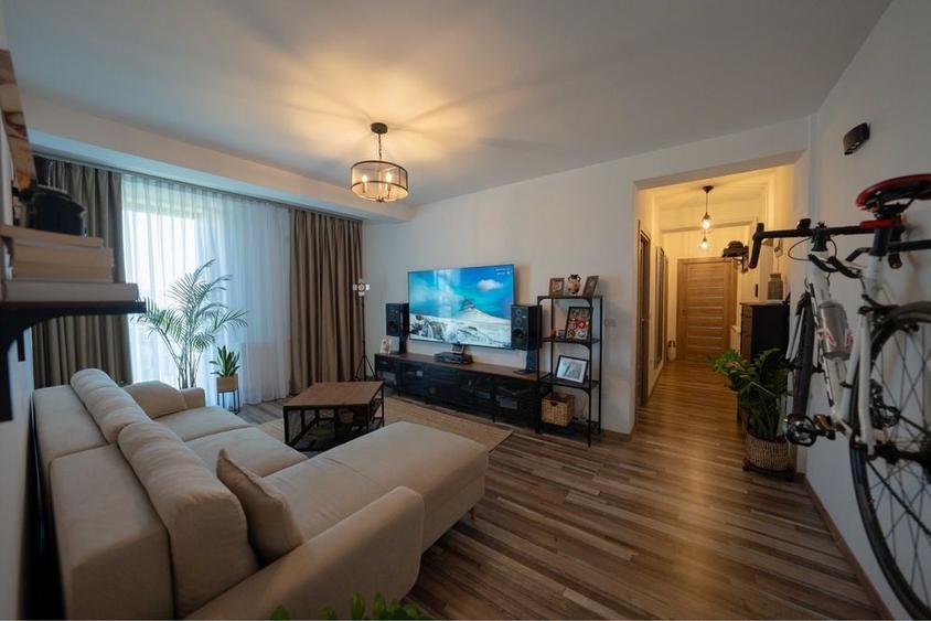 Apartament cu 3 camere semidecomandat în Exterior Vest