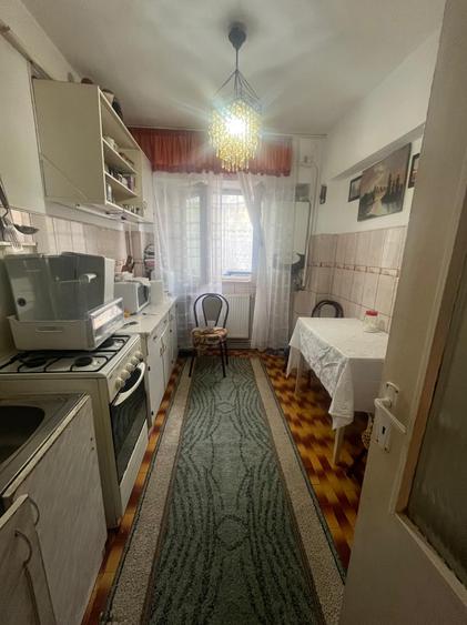 Apartament trei camere - Zona Școala nr. 10 - etajul 2 - 1