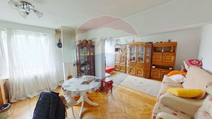 Apartament cu 3 camere de vanzare Str. 1 Mai - 1