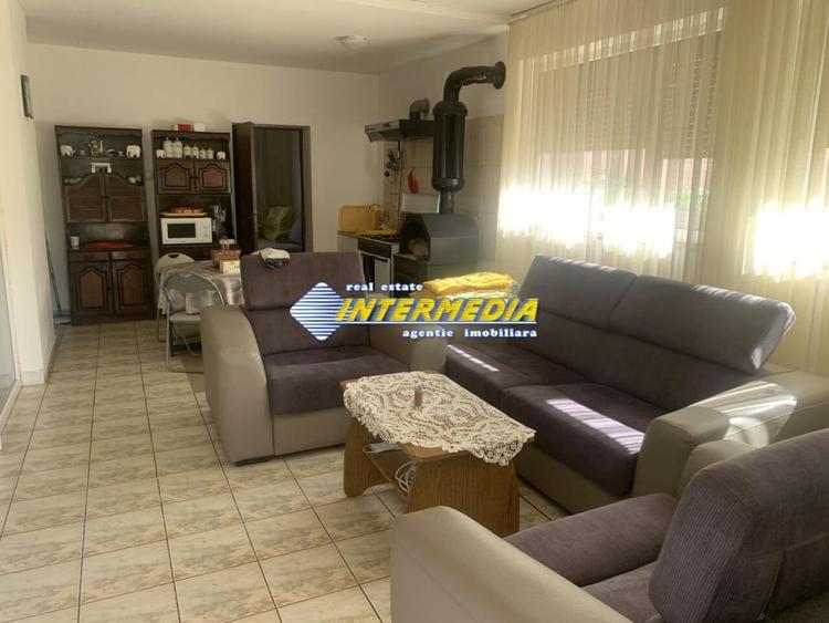 Casa de vanzare 5 camere teren aferent 1410 mp cu toate utilitatile zona Oarda - 1