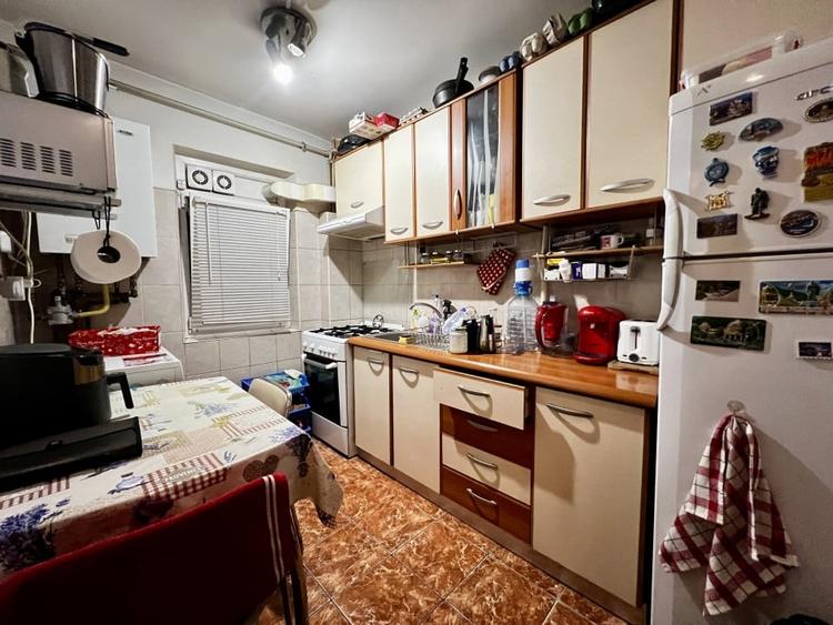 Apartament spatios, 3 camere, decomandat, etaj 1 - Calea Sagului - 9