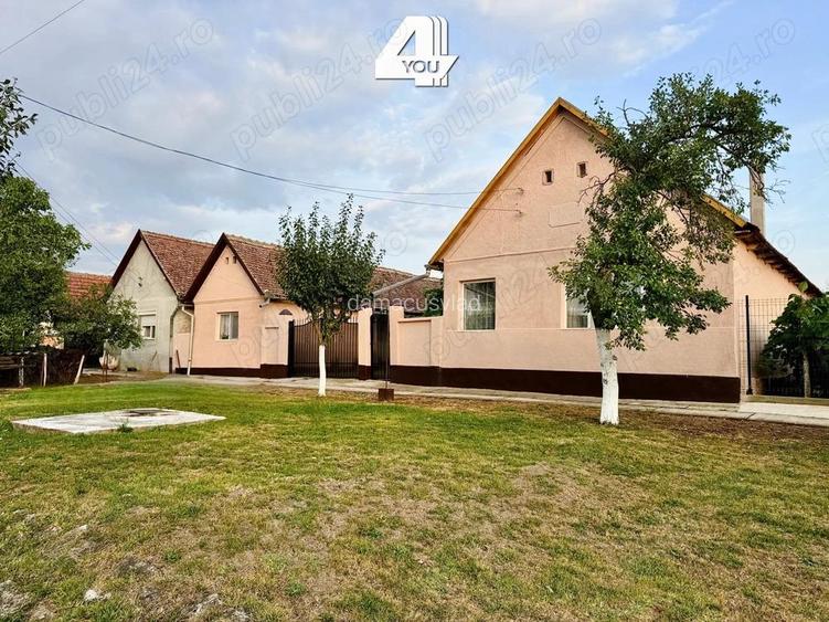Casa formata din doua corpuri ?i teren de 863 mp, mobilata ?i utilata