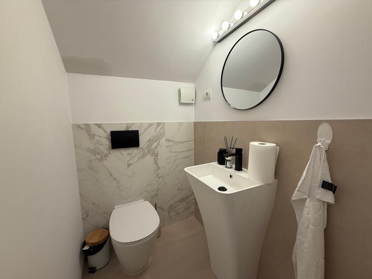 Vilă contemporană , finalizată în 2024, situată pe o stradă privată. - 11