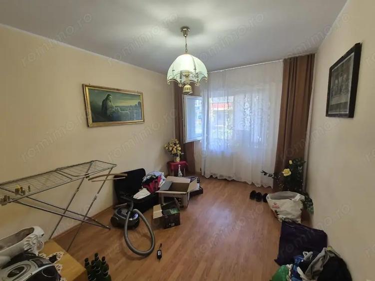 Vand apartament 3 camere Micro 4 - 7