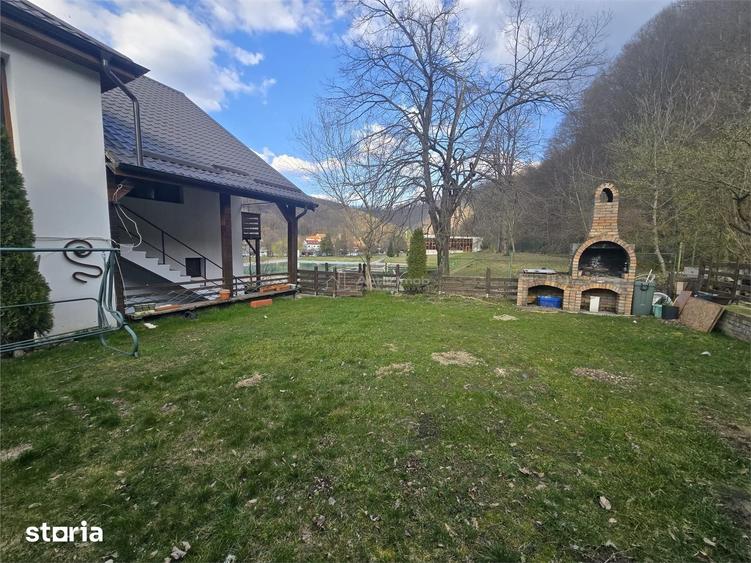 Casă cu 5 camere cu Teren 500 Mp în Marginea