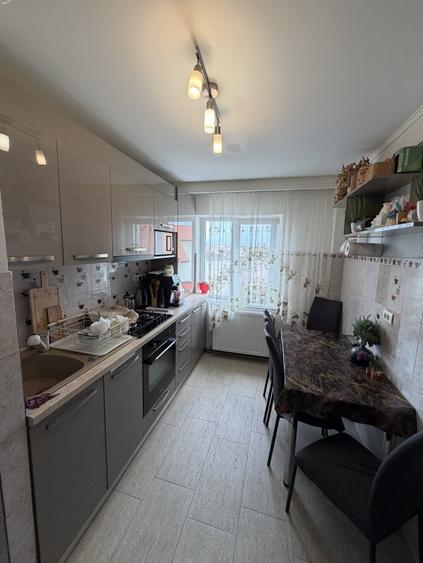 Apartament cu 4 camere decomandat, mobilat în Cetate