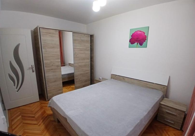Apartament decomandat cu  camere in zona Strand - 3