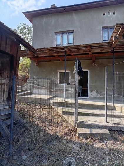 Casă cu 3 camere cu Teren 2500 Mp în Zorlești