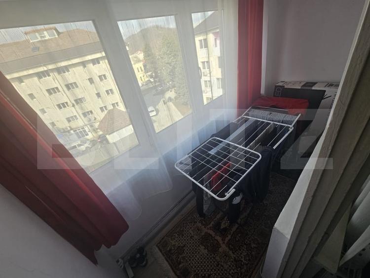 Apartament cu 4 camere semidecomandat, mobilat în Beclean