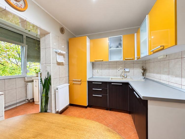 Apartament cu 3 camere decomandat, mobilat în Dacia