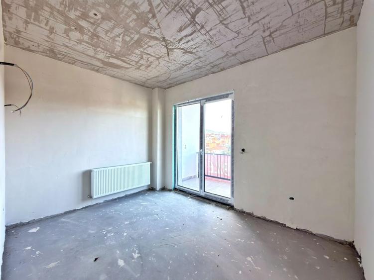 Apartament cu 3 camere semidecomandat în Central