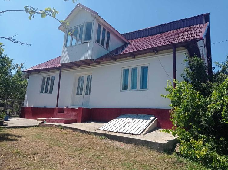 Casă cu 4 camere în Bârsănești