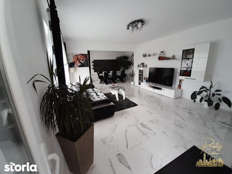 Casă cu 5 camere decomandat cu Piscina în Sântandrei