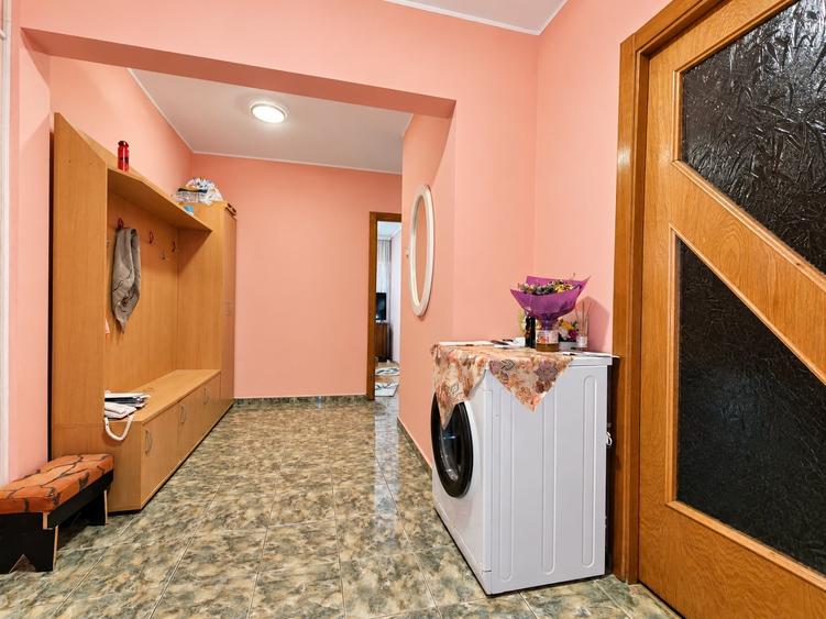 Apartament cu 3 camere decomandat, mobilat în Tomis III