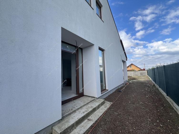 Duplex cu 4 camere cu Canalizare în Moșnița Nouă