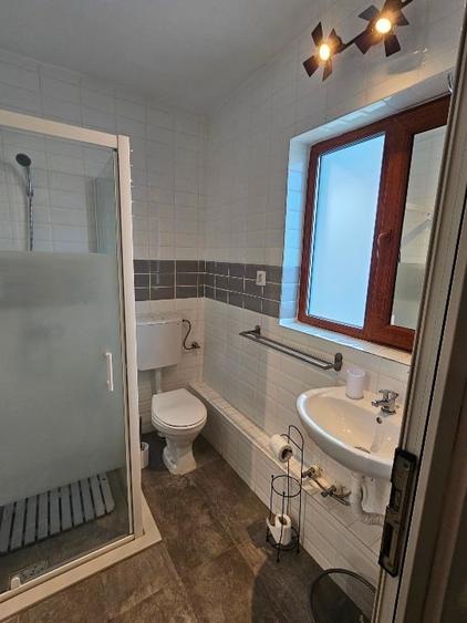 Casă cu 5 camere cu Canalizare în Central