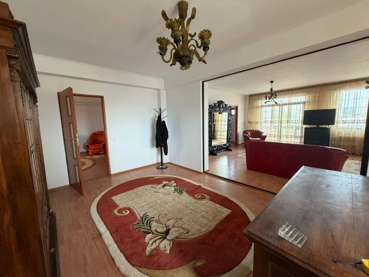 Apartament cu 5 camere semidecomandat, mobilat în Domenii