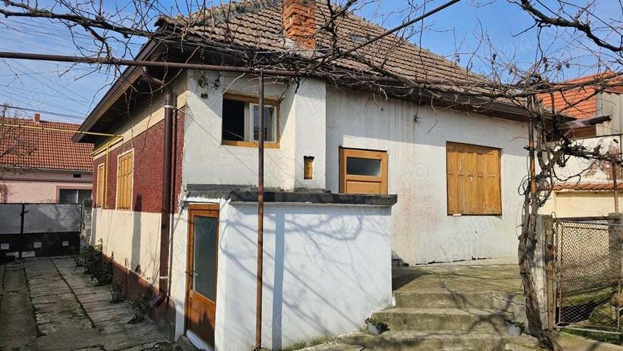 Casa par?ial renovata , zona lini?tita , negociabil, acte la zi . Pret valabil pana la 31 decembrie - 5