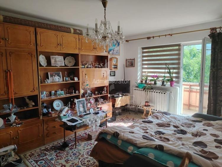 Apartament 3 camere în zona STR.LUNII