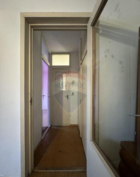 Apartament pe Str. Calugareni, 2 camere, et.3 - 10
