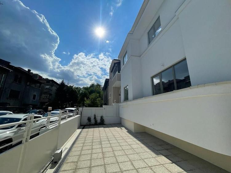 Proprietate versatilă în zonă exclusivistă – ideală pentru locuit sau investiție - 1