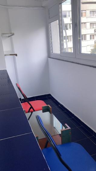 Ofer spre închiriere apartamentul cu trei camere în Drumul Taberei la Favorit  - 1