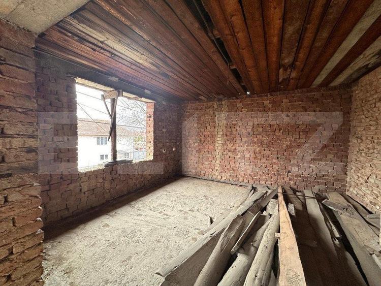 Casa la ro?u cu 7 camere, 2 bai, 1 bucatarie. - 10