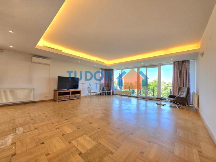 Elegant 2-Bedroom Duplex Apartment with Panoramic Park Views - 4