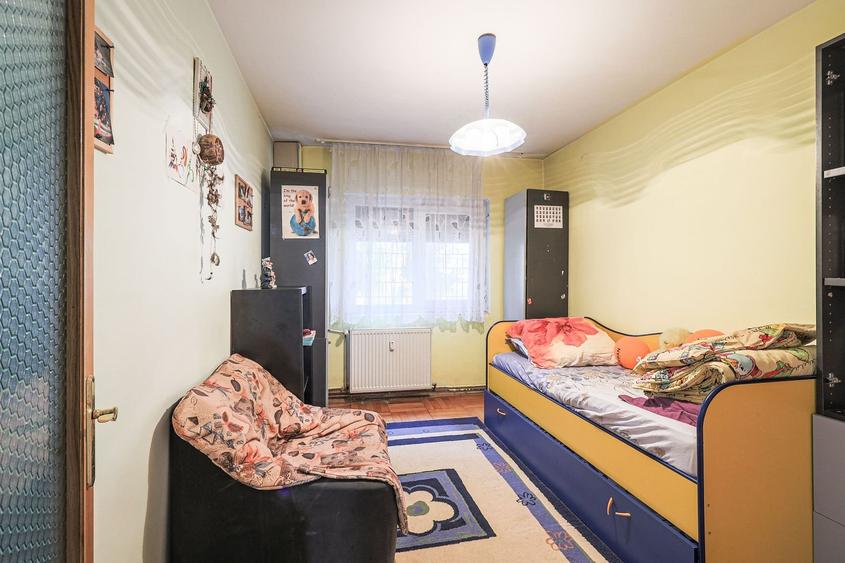 Apartament foarte spațios cu 5 camere la parter in Micalaca Comision 0 - 9