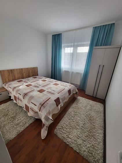 Va propun spre inchiriere un apartament cu 3 camere, decomandat, cu bucataria in - 1