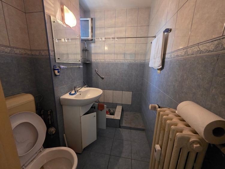 Titan, 10 minute metrou Costin Georgian, la piata Minis,  2 grupuri sanitare - 14