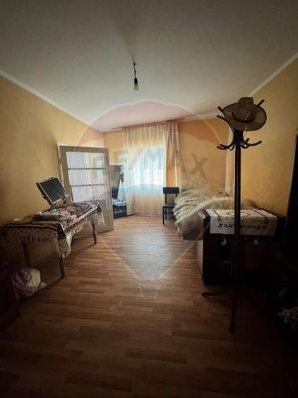 Casă cu 4 camere cu Teren 1412 Mp în Petrova