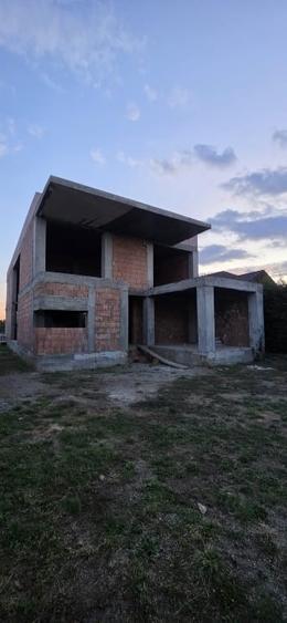 Casă individuală cu 5 camere cu Canalizare în Strejnicu