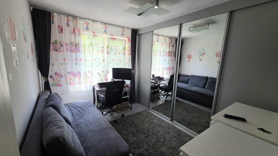 Apartament cu 3 camere semidecomandat, mobilat în Lujerului