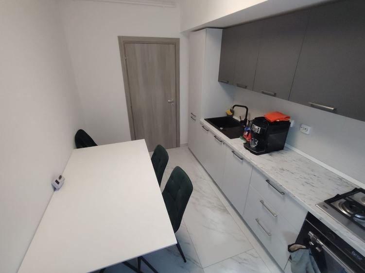 Apartament cu 3 camere decomandat, mobilat în Decebal