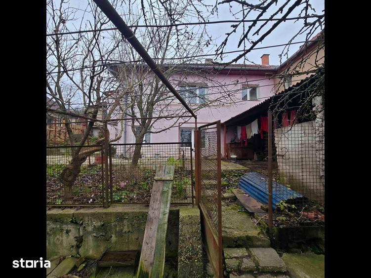 Casă cu 5 camere cu Teren 400 Mp în Central