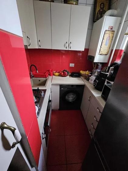 Apartament cu 3 camere semidecomandat, mobilat în Podu Roș