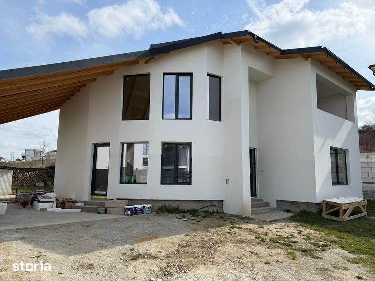 Casă cu 4 camere cu Teren 500 Mp în Central